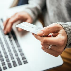Going Global: Ako kreditné karty zjednodušujú cezhraničné transakcie v online kasíne