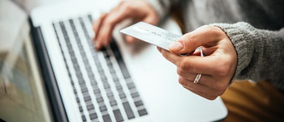 Going Global: Ako kreditné karty zjednodušujú cezhraničné transakcie v online kasíne